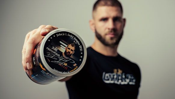 Tschechisches Märchen in der UFC. Procházka überstand die Schläge des Gegners und schickte ihn mit einem perfekt gezielten Ellbogen zu Boden.